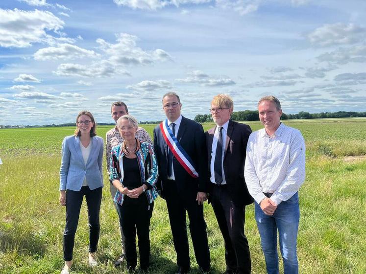 Jeudi 26 mai, le maire de Sandillon, Pascal Juteau (au c.), était présent pour la visite des trois ministres sur l'exploitation de Valentin Caron et Aurélien Brunet.