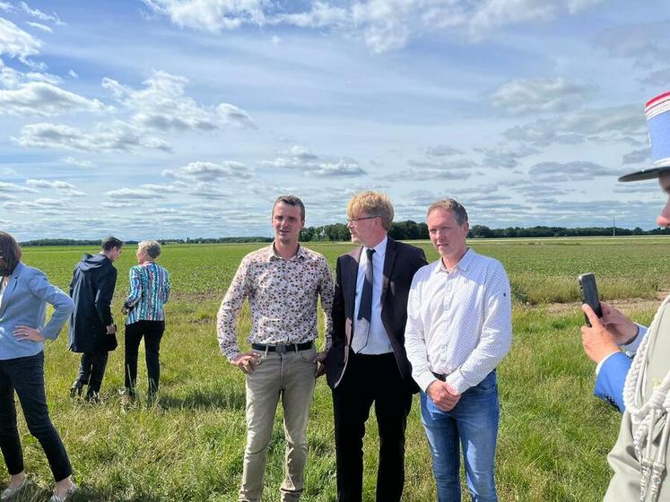 Les exploitants Valentin Caron et Aurélien Brunet, aux côtés du ministre de l'Agriculture Marc Fesneau.