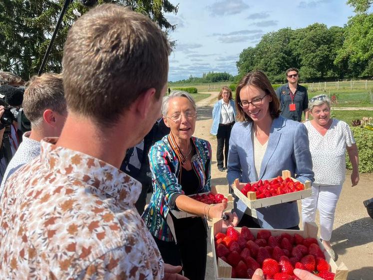 En fin de rencontre, les ministres sont repartis avec des fraises de ­l'exploitation Les Marais. 