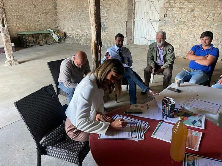 Les candidats ont signé la charte « d’engagement de défense de notre souveraineté alimentaire » qui propose un certain nombre d’orientations générales à défendre pour la durée du mandat.