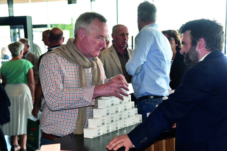 Chaque participant s'est vu remettre une lampe frontale en cadeau.