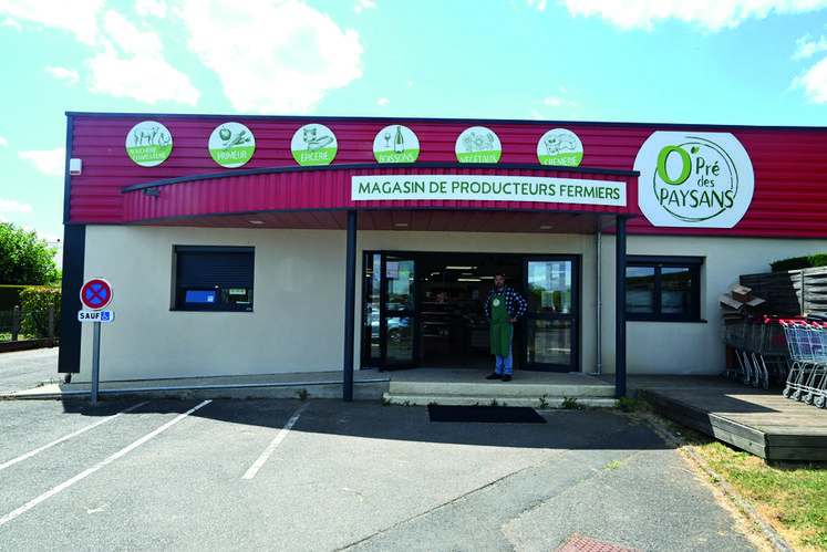À Blois, Jordan Grondein devant le magasin de producteurs O'pré des ­paysans dont il est le responsable.