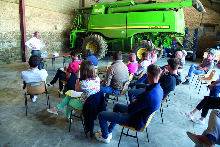 Le 2 juin, à Orgères-en-Beauce. Deux candidats ont répondu à l'invitation des syndicats	: le sortant Philippe Vigier (à g.) et Vincent Lhopiteau (Reconquête).