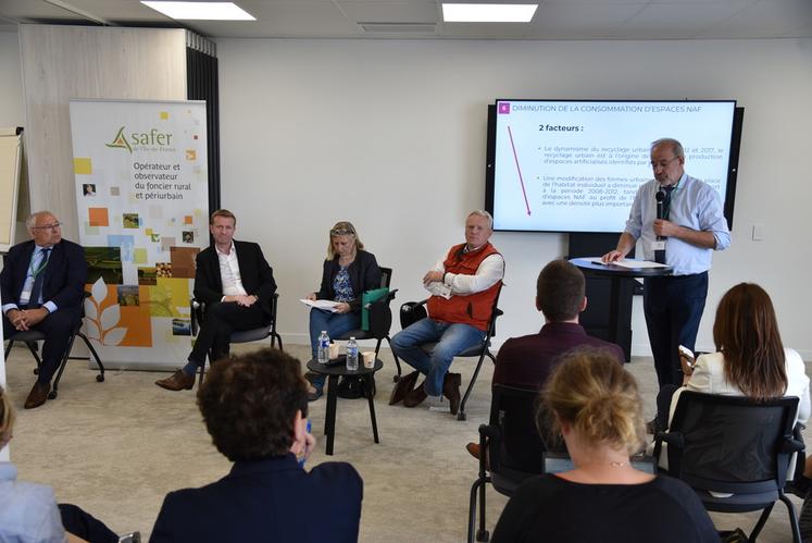 En deuxième partie d'assemblée générale, une table ronde sur la consommation des espaces agricoles et naturels était organisée.