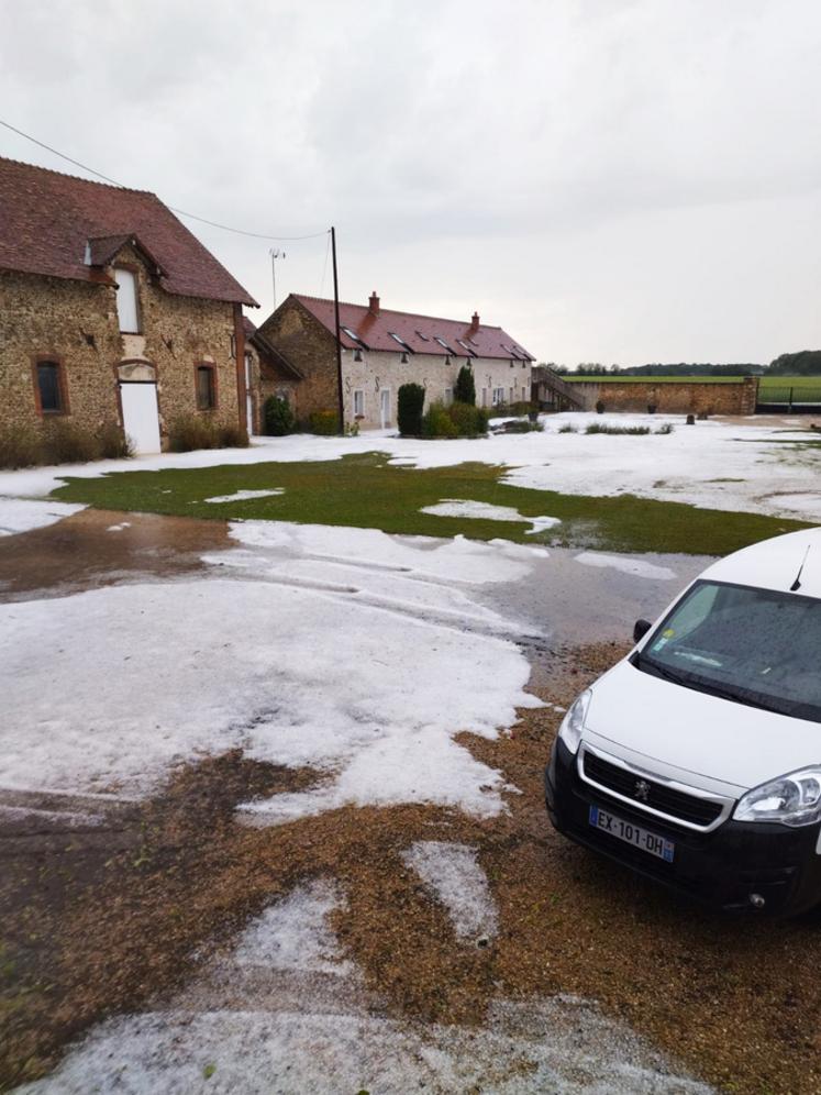 La cour de la Ferme de Presles après le passage de l'orage de grêle du samedi 4 juin 2022.