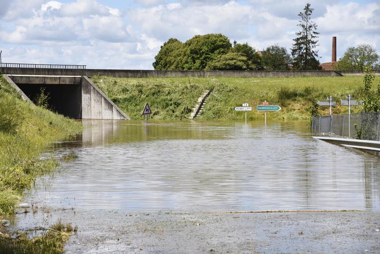 Sous les ponts de la N10 entre Ablis et Rambouillet, les routes se trouvent sous plus d'1,5 m d'eau.