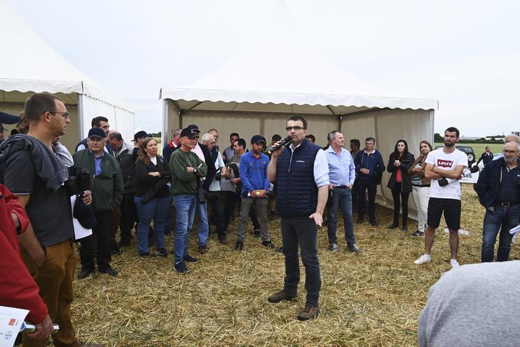 Vendredi 3 juin, à Villebarou. Vincent Michelet, président de la section Grand-Ouest d'Axéréal, explique l'objectif des Rencontres du groupe aux adhérents de la coopérative. 