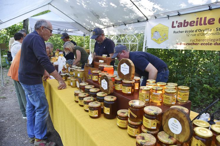 Les visiteurs ont pu acheter et déguster le miel de l'association.