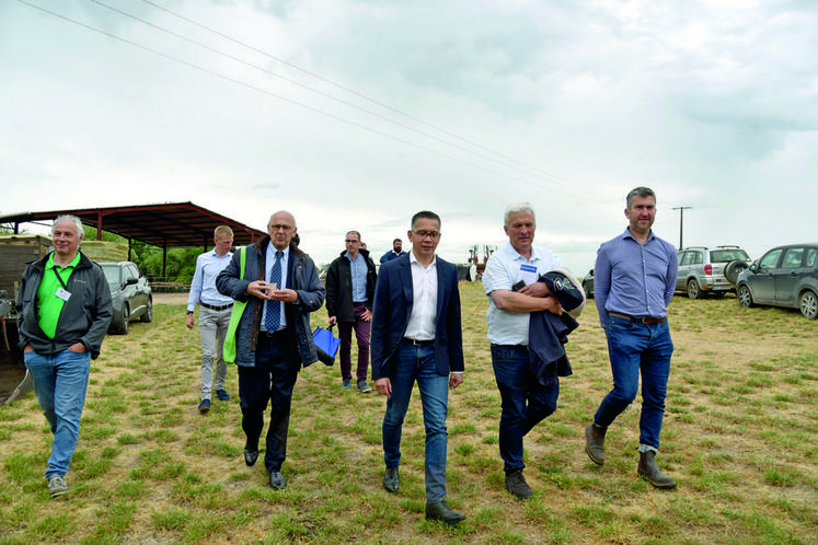 Le député loirétain Claude de Ganay, le conseiller départemental et maire de Gien Francis Cammal et le président de la chambre d'Agriculture du Loiret, Jean-Marie Fortin, ont visité la plateforme.