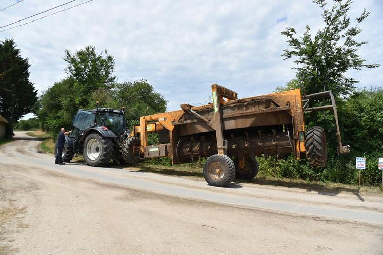 Durant la matinée, une démonstration de compostage a été réalisée. Le compostage permet de bien émietter le fumier afin d'obtenir une meilleure valorisation des effluents par les prairies.