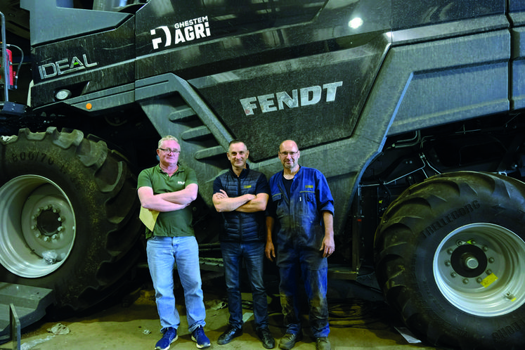 Philippe Blomme (à g.), Jérôme Hurand (au c.), commercial chez Ghestem Agri, et Michel Langlois (à d.), mécanicien responsable des Fendt Ideal.