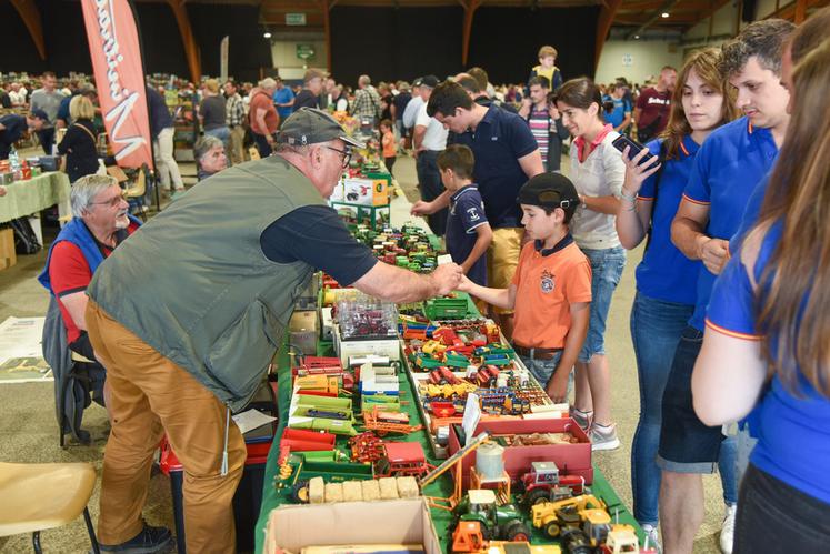 Le 5 juin, à Chartres. Le 29e Salon européen de la miniature et du jouet agricole est marqué par le retour de son public de passionnés de tous les âges.