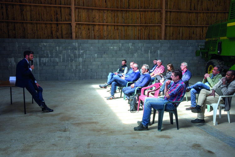 Le 7 juin, à Luray. Le candidat Maxime David (majorité présidentielle), s'est expliqué devant les agriculteurs.