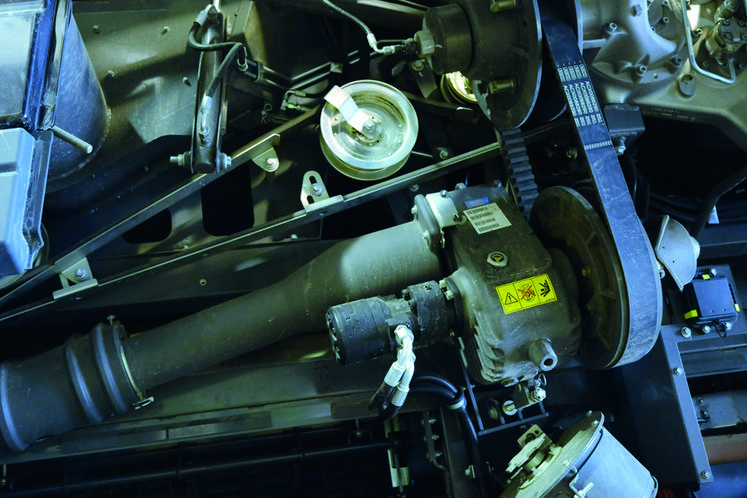 L'entraînement de la coupe par cardan permet une moindre perte de puissance comparé à une courroie.