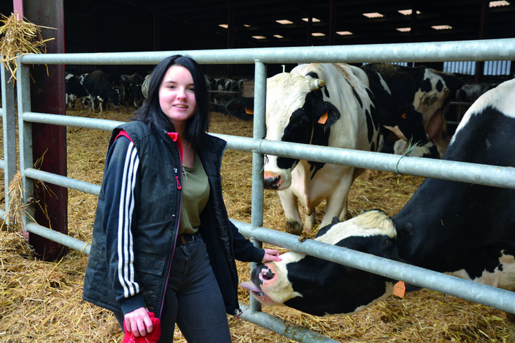 À seulement 20 ans, Magali est agent de remplacement sur une exploitation en bovins lait.