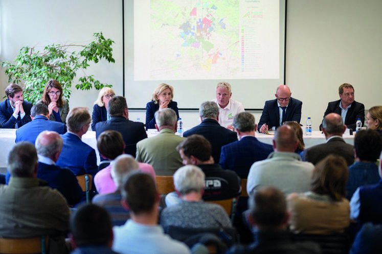 Le 8 juin, à Saint-Arnoult (Yvelines). Une réunion était organisée par les OPA à la suite de l'épisode de grêle du 4 juin. La présidente de la Région, Valérie Pécresse, était présente.