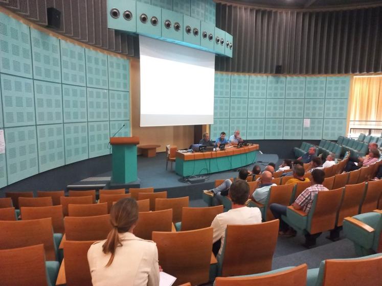 Echanges nourris entre agriculteurs concernés par les aménagements de la future autoroute