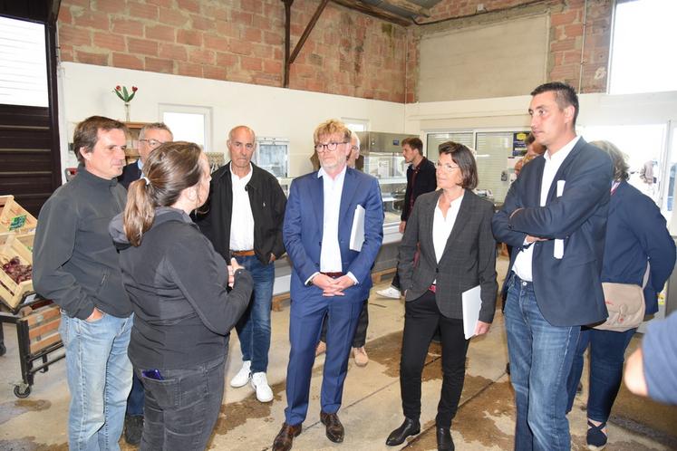 Chailly-en-Bière, mercredi 8 juin. La visite s'est achevée au sein de la boutique à la ferme. Un distributeur automatique est également installé à l'entrée de l'exploitation.