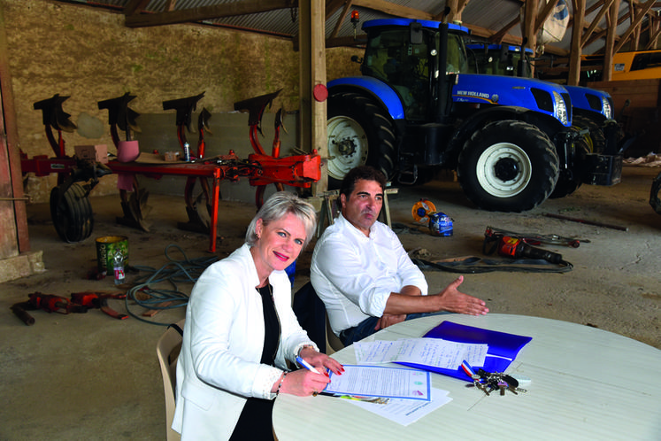 Chenoise, vendredi 10 juin. Isabelle Périgault aux côtés de son suppléant Christian Jacob.