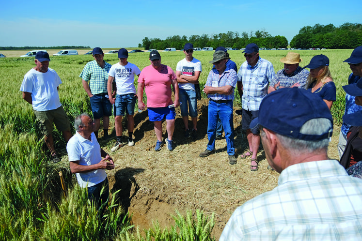 Jeudi 16 juin, à Mignières. Les agriculteurs ont pu notamment observer une fosse pour mieux comprendre la composition des sols et ses enjeux.