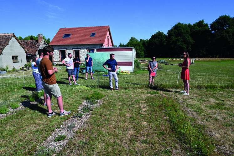 Jeanne Hermant, présidente de JA 41, présente son exploitation ainsi que ses plantes aromatiques et ruches. 