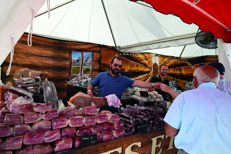 Le stand «	Au Chalet d'attelage	» faisait goûter charcuterie et fromage aux visiteurs gourmands. 