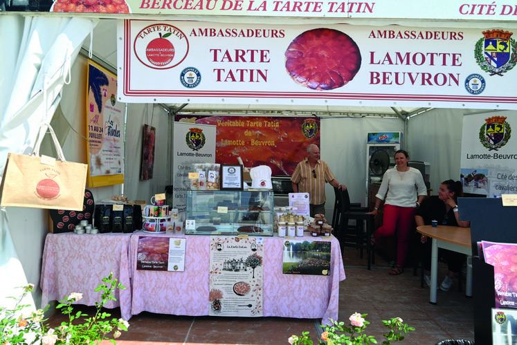 La Ville de Lamotte-Beuvron ainsi que l'Association des ambassadeurs de la tarte Tatin étaient présents pour faire découvrir les spécialités de Loir-et-cher. 
