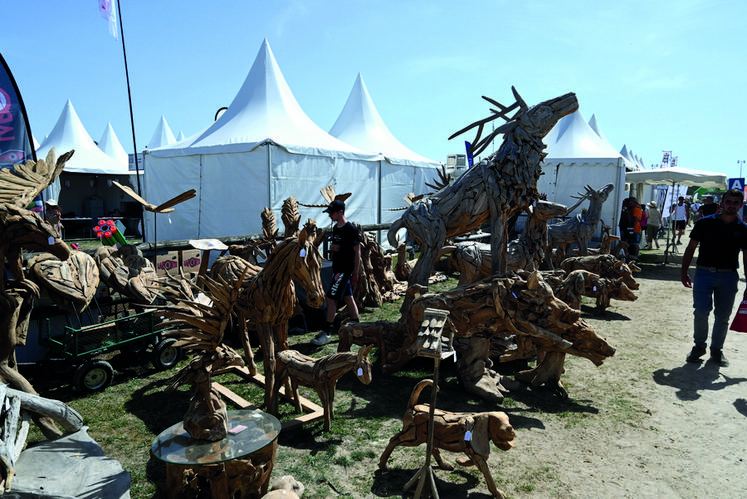 Sur leurs stands, de nombreux artistes pouvaient à la fois présenter et vendre leurs Suvres, comme ici «	Benoit les animaux en bois	».