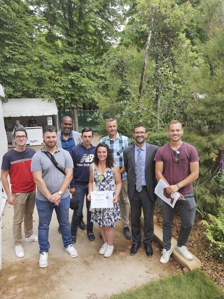 Déborah Bolay est montée sur la première marche du podium du concours régional de reconnaissance des végétaux de sa catégorie. Elle est entourée de la direction de l'EPL La Bretonnière, de son enseignant et des autres participants du CFA.