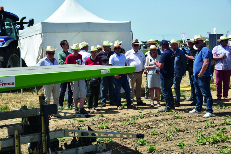 Saint-Germain-Laxis, vendredi 17 juin. La délégation officielle a fait une longue halte pour observer le robot semeur-désherbeur Farmdroid en démonstration.  Quatre robots ont été acquis par le pôle innovation de la Chambre avec l’appui financier de la Région. Aujourd’hui, cette innovation est inscrite dans le futur PCAE.