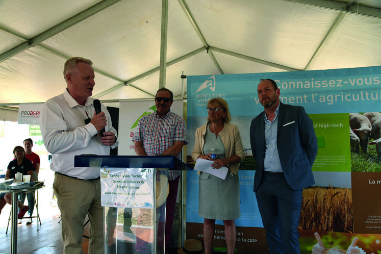 À l'heure des discours. De g. à d. : le président de la chambre d'Agriculture de région Île-de-France, Christophe Hillairet, le maire Willy Delporte, la vice-présidente de la Région Île-de-France en charge de l'agriculture et de l'alimentation, Valérie Lacroute, et le vice-président du Département, Denis Jullemier.