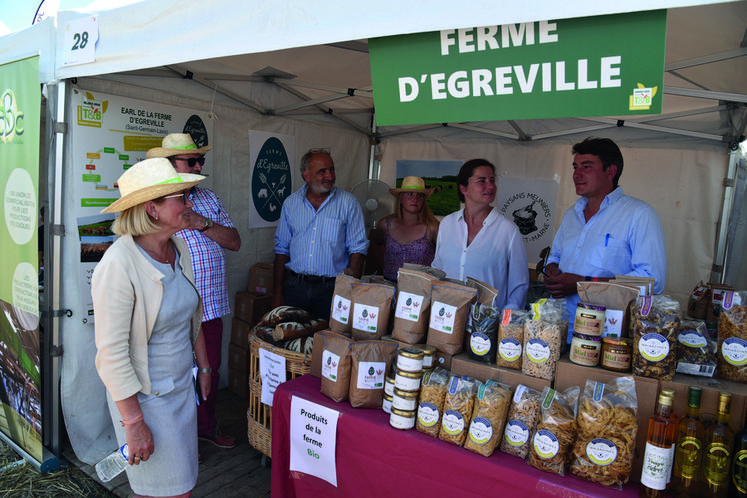 Sur le stand de la Ferme d'Égreville, en présence de Frédéric Piot et Mathieu Coupey, exploitation qui accueillait le salon Tech&bio.