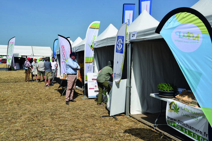 Le village des exposants de l'amont et de l'aval.