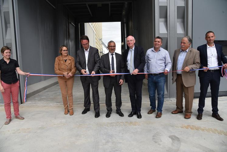 À Bréval (Yvelines), le 9 juin. Entourés d'élus locaux et d'administrateurs, le président de la coopérative Sevépi, Jérôme Charpentier (3e à g.), a inauguré le nouveau silo. 