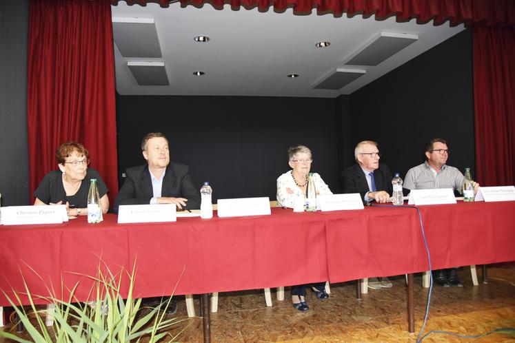 Vimpelles, jeudi 9 juin. Tribune officielle avec de gauche à droite	: Christine Paquet, Pascal Verrièle, Monique Berthelot, Jean-Paul Lecourt et Jean-Michel Ballaguet.