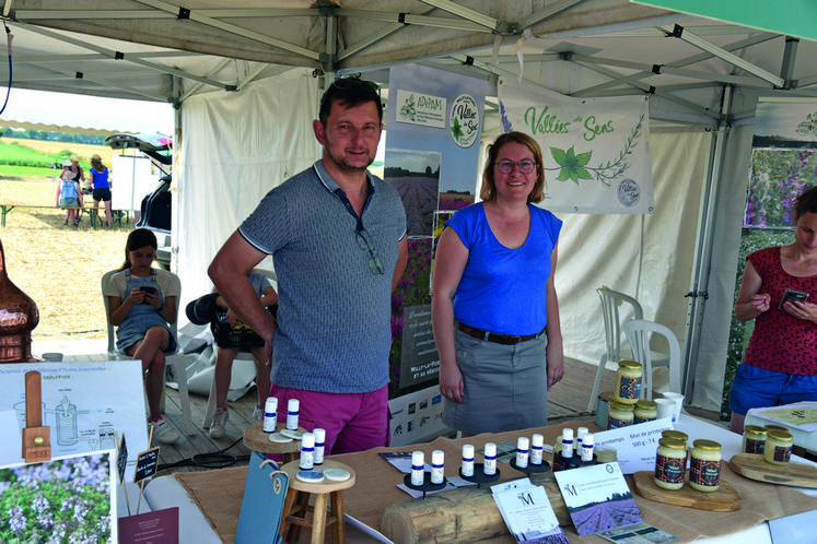 Stéphane Besnard et son épouse, producteurs de plantes aromatiques en Essonne, sur le stand Adépam (Association pour le développement des plantes aromatiques et médicinales et aromatiques) de Milly-la-Forêt. 