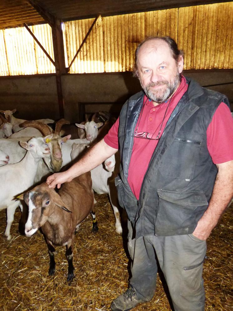 Les éleveurs subissent «	un chantage à la non-collecte des chevreaux afin qu’ils les donnent, c’est inadmissible	!	», juge Franck Moreau. 