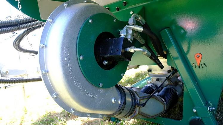 La turbine ne nécessite qu'un simple effet et un retour libre au tracteur.