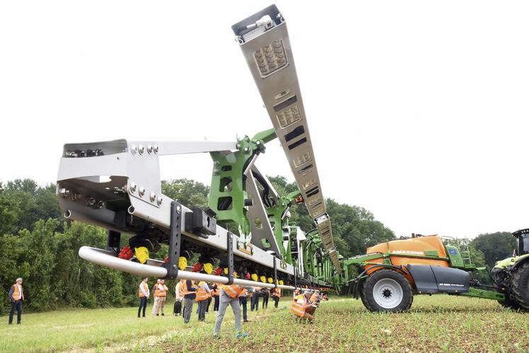 Mardi 21 juin, à Auneau. Le pulvérisateur UX Smart Sprayer, développé par Amazone et BASF a été présenté à la presse. En mode désherbage, les buses ne s'ouvrent qu'au-dessus des adventices.