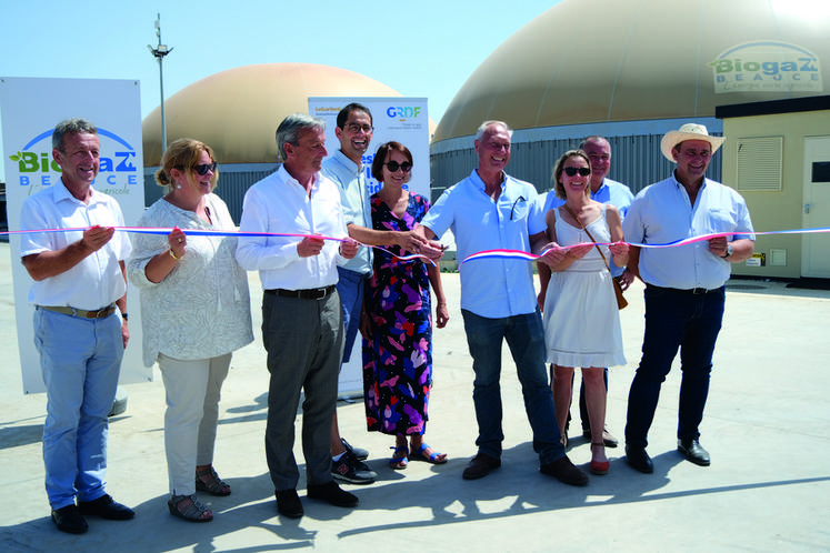 Les gérants de Biogaz Beauce, Rémi Baudrin et Adrien Guyard, entourés des élus et partenaires lors de l'inauguration officielle de l'unité de méthanisation de Varize le 17 juin.