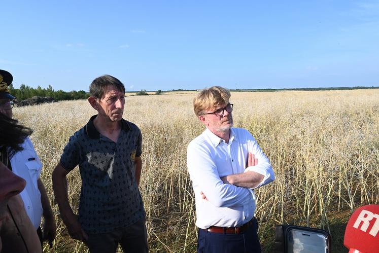 Marc Fesneau, ministre de l'Agriculture, à l'écoute pendant sa visite dans les exploitations durement touchées par la grêle à Thenay et Oisly, en présence du céréalier Benoît Auger.