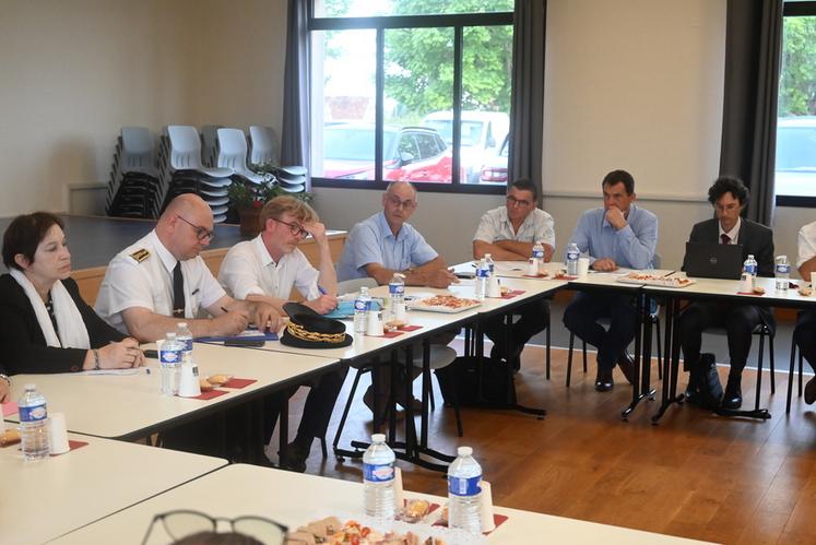 Le ministre de l'Agriculture pendant la réunion avec les représentants de la profession agricole à la salle des fêtes de Oisly. 