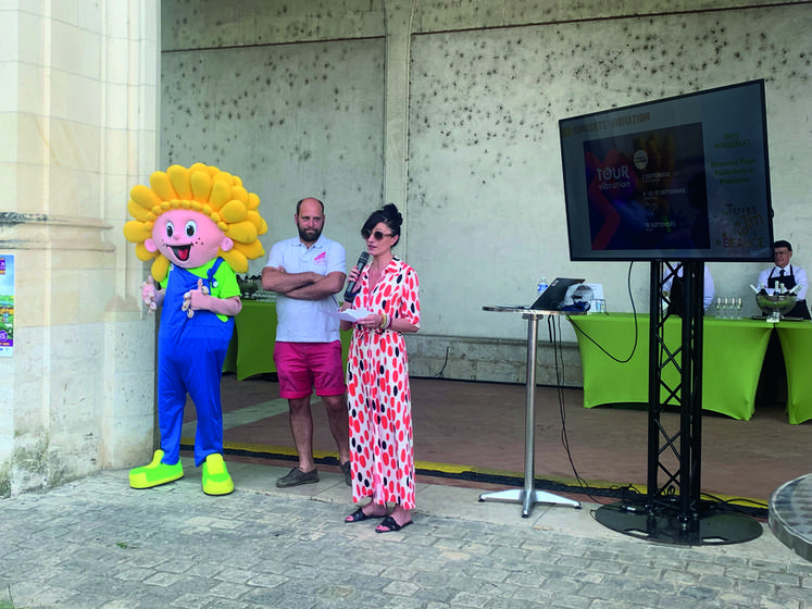 Prise de parole d’Olivia Rousselet, de la radio Vibration, lors de la soirée de lancement officiel des Terres de Jim en Beauce, vendredi 17 juin, au Campo Santo à Orléans.