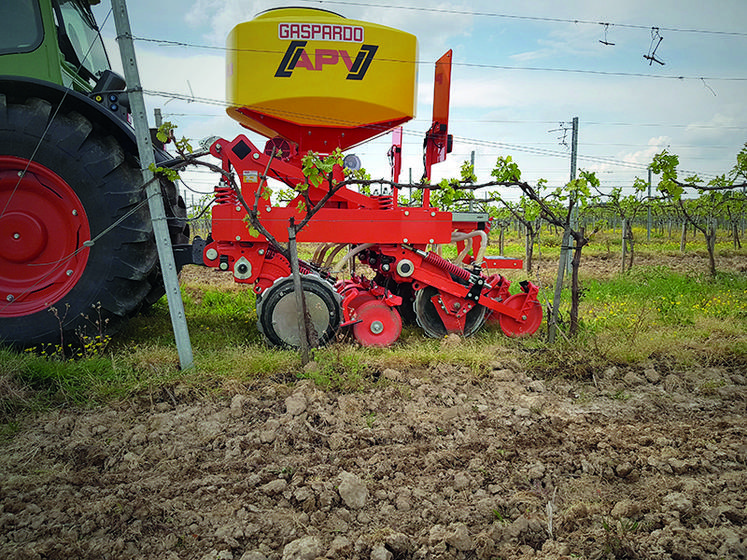 Le Diretta-V existe en version 4, 6, 8, 9 ou 10 rangs avec 20 cm d’inter-rang pour des largeurs de travail allant de 1 m à 2,10 m.