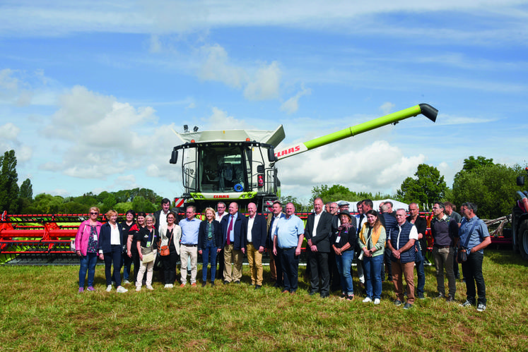 Les élus, entre autres le sénateur Daniel Guéret, le député Luc Lamirault, la conseillère départementale Christelle Minard ou la présidente de l'Arcep Laure de la Raudière, ont pris la pose eux aussi, devant la coupe de 12 m de l'énorme Claas Lexion 8700.