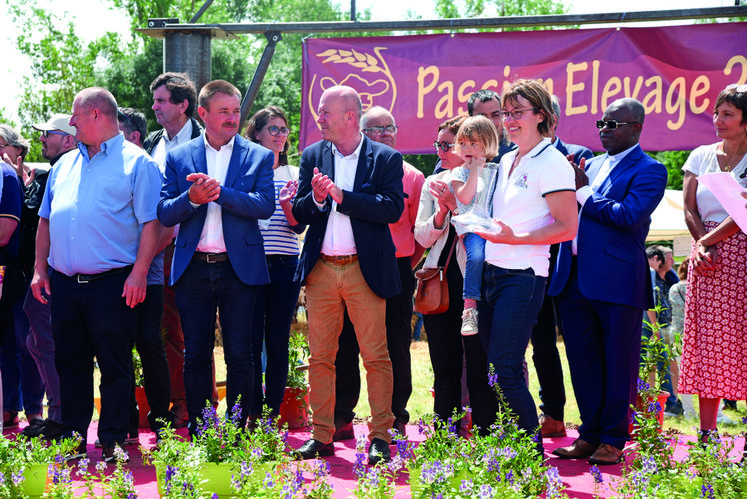 Les membres du comice agricole ont distingué trois exploitations d'élevage des environs, celles d'Alain Herbeaux (ovins) et de Bastien Huard (bovins) ou celle de l'éleveuse de poules pondeuses Alice Chaline (à d.).