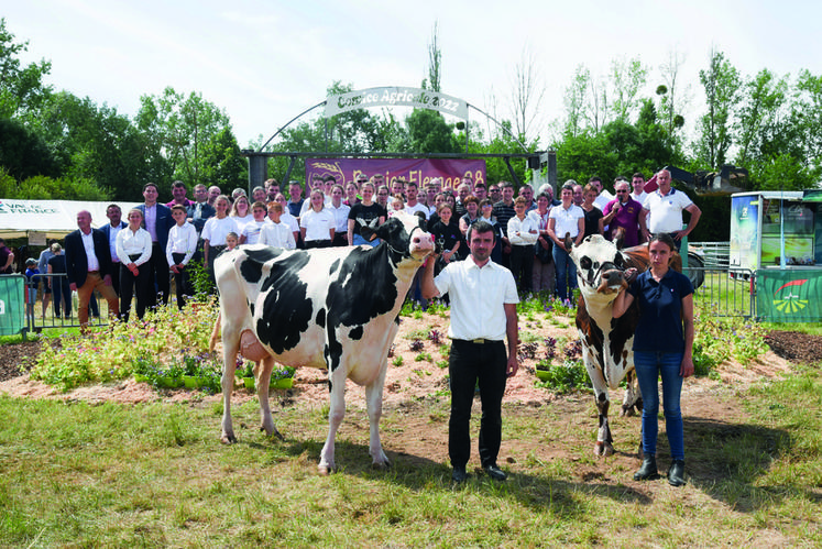 Le 26 juin, à Courville-sur-Eure. La grande famille des éleveurs pose sur le podium derrière les deux grandes championnes du concours, la normande Neige du Gaec Guéret (à d.) et la prim'holstein Nébuleuse, du Gaec de l'Épinay Singlas.