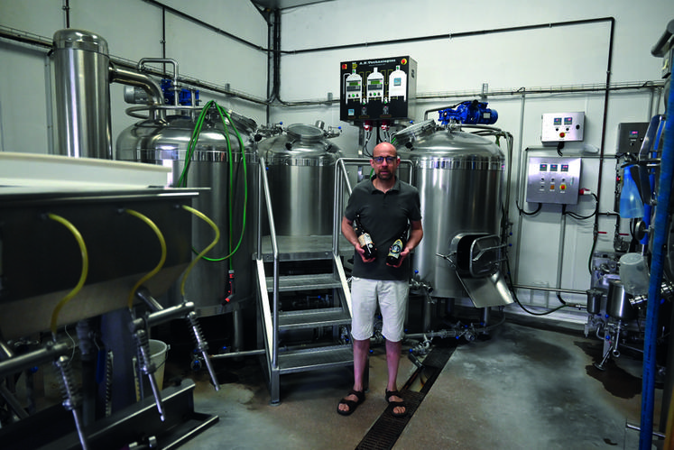 Différentes bières artisanales sont fabriquées dans les cuves avec un maximum de matières premières locales.