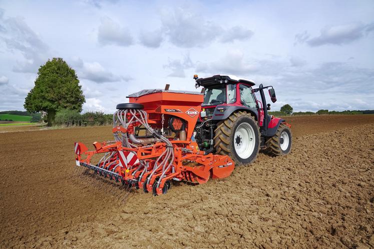 Le Venta 320 est un nouveau modèle de combiné de semis avec éléments semeurs monodisques de 3 mètres de largeur de travail. C'est une nouvelle solution de semis simple, intégrée et performante, parfaitement adaptée aux tracteurs à partir de 120 chevaux.