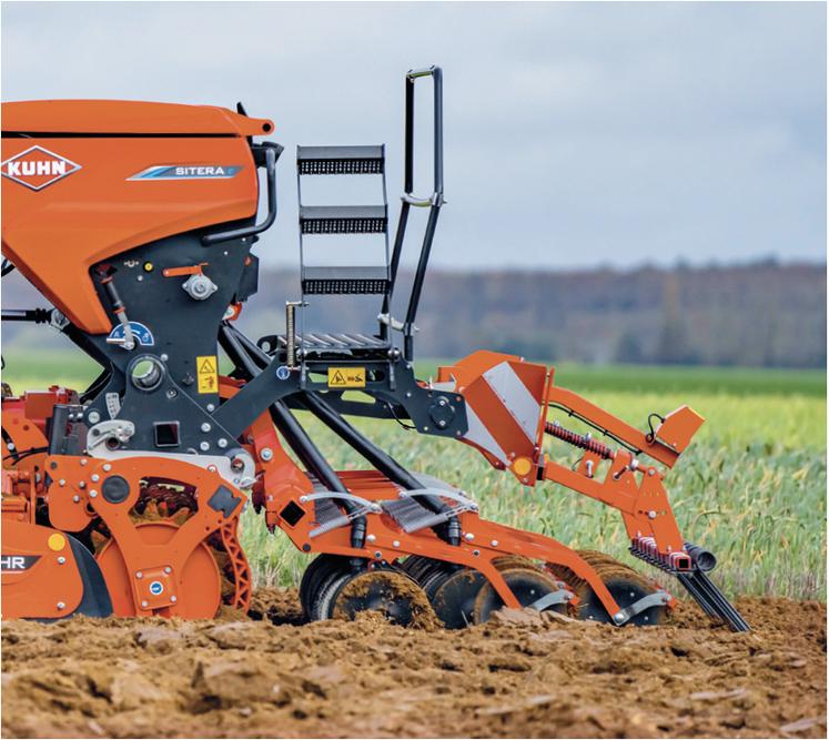 La gamme des semoirs s’est agrandie avec le nouveau modèle Sitera e à distribution animée par entraînement électrique.